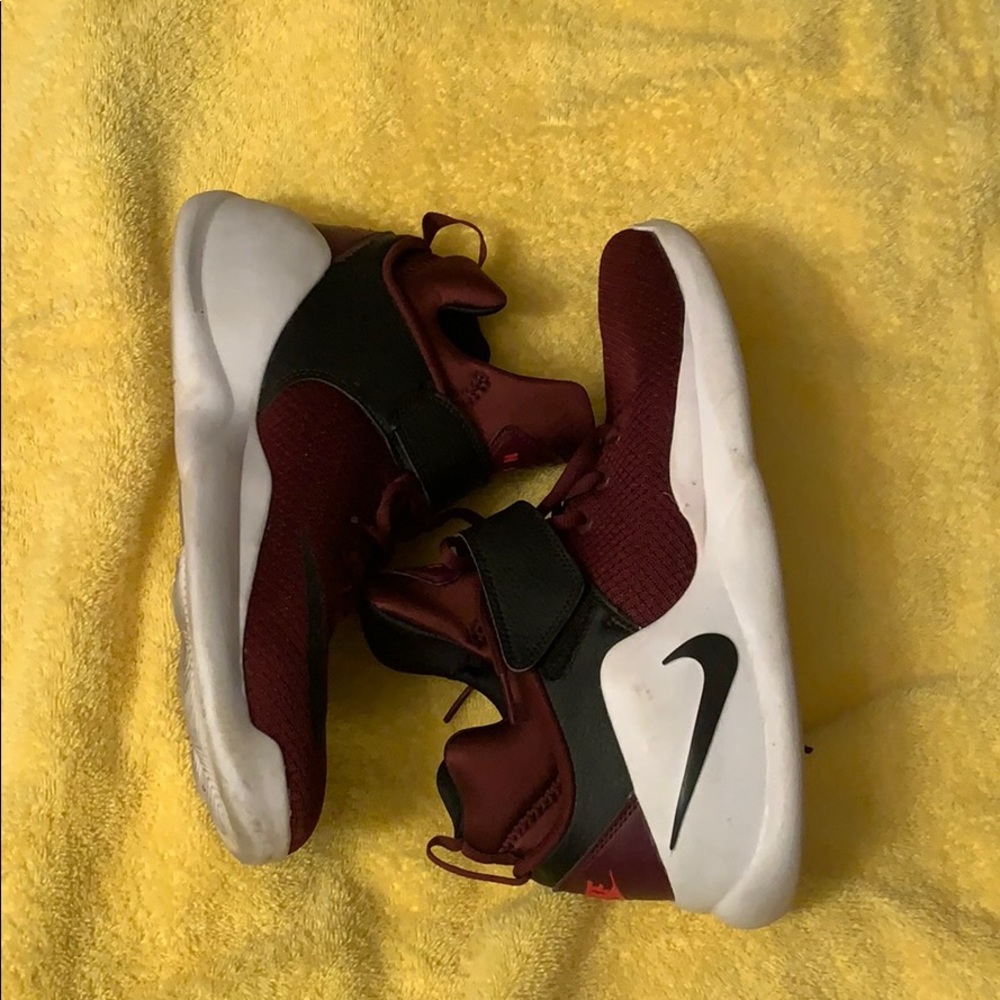 Men’s 9.5 Nike sneakers.